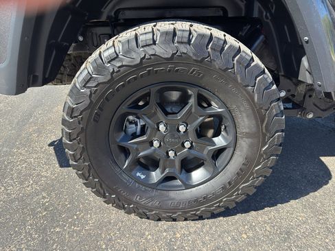 Used 2023 Jeep Gladiator Sport AWD/4WD image 10
