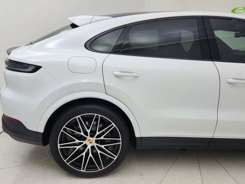 Used 2024 Porsche Cayenne Coupe AWD/4WD image 12