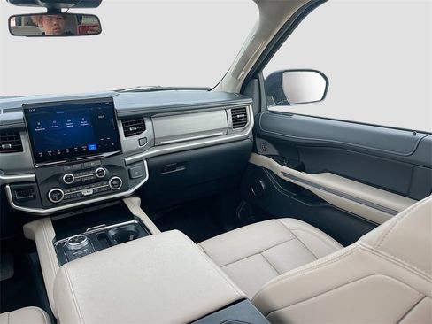 Used 2024 Ford Expedition XLT image 24