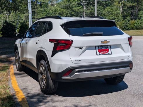 New 2026 Chevrolet Trax LT w/ Sunroof Package FWD image 4