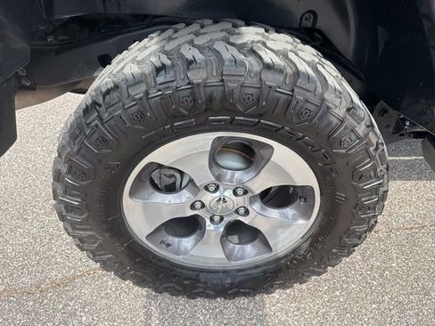 Used 2017 Jeep Wrangler Unlimited Sahara w/ Connectivity Group AWD/4WD image 14