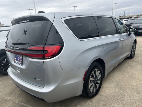Used 2023 Chrysler Pacifica Touring-L image 10