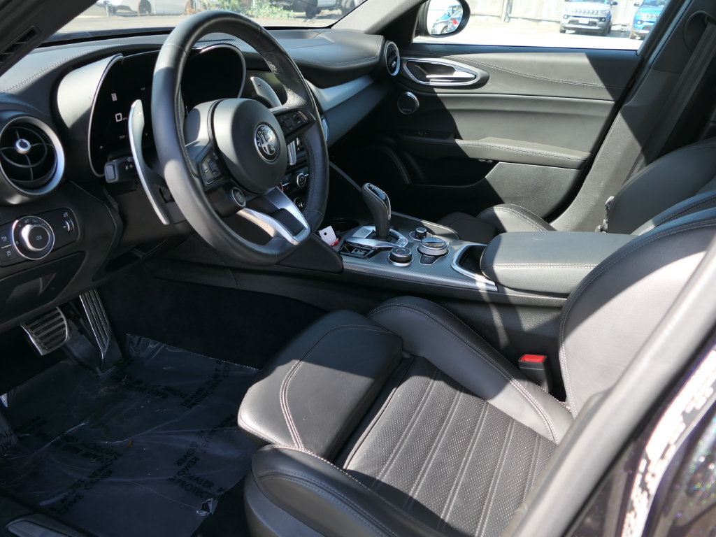 Used 2024 Alfa Romeo Giulia Veloce RWD image 11