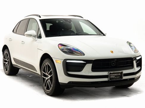 Used 2025 Porsche Macan image 32