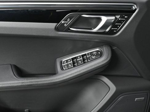 Certified 2025 Porsche Macan image 6