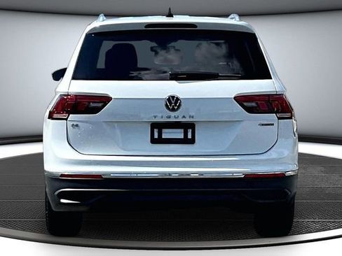 Used 2024 Volkswagen Tiguan SE w/ Panoramic Sunroof Package AWD/4WD image 5
