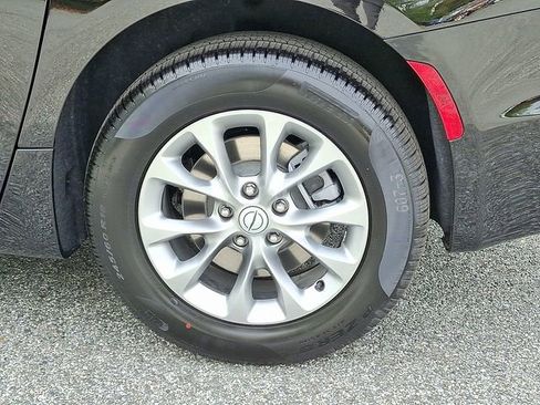 New 2026 Chrysler Pacifica Select image 5