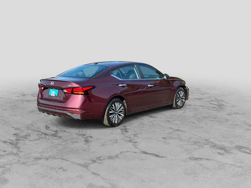 Used 2024 Nissan Altima 2.5 SV FWD image 8