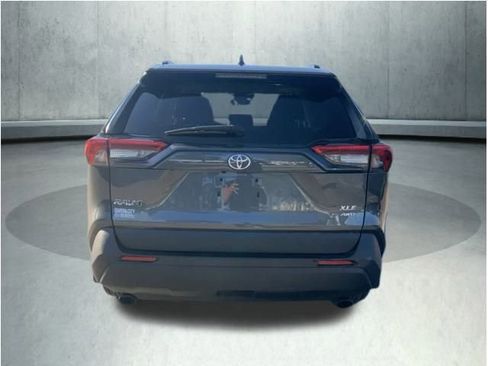 Used 2022 Toyota RAV4 XLE w/ Convenience Package image 5