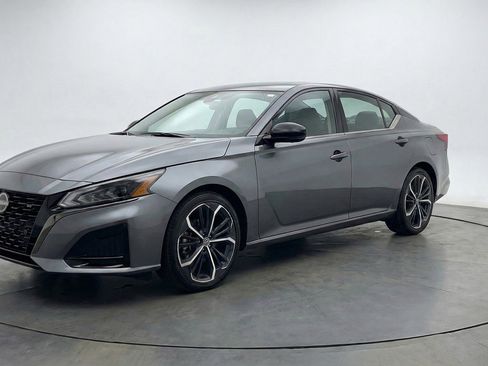Used 2025 Nissan Altima 2.5 SR FWD image 3