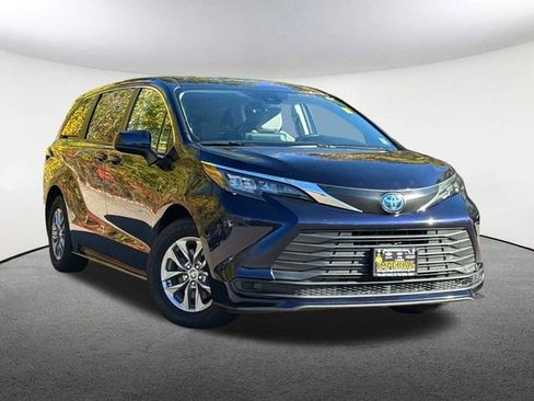 Used 2024 Toyota Sienna LE image 2