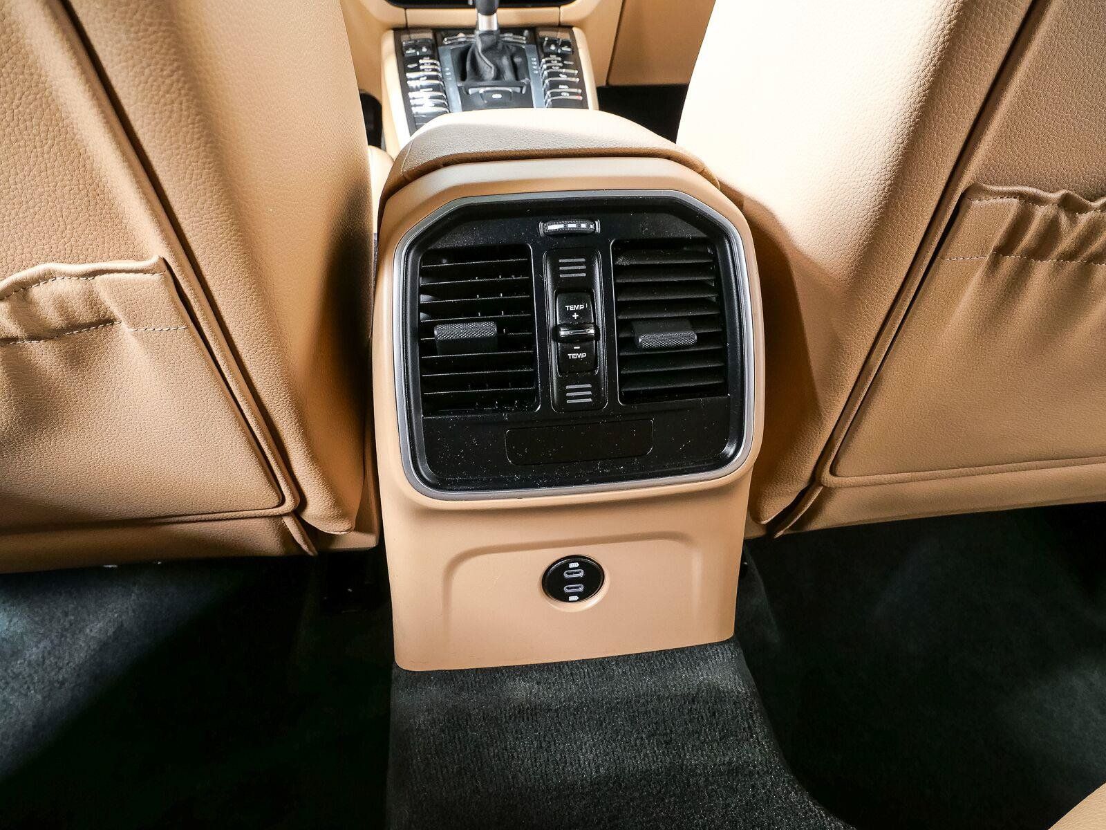 Certified 2021 Porsche Macan AWD/4WD image 22