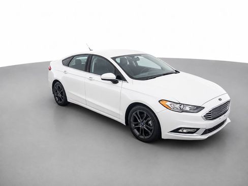Used 2018 Ford Fusion SE w/ Equipment Group 201A FWD image 3