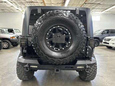 Used 2015 Jeep Wrangler Unlimited Rubicon w/ Connectivity Group AWD/4WD image 4
