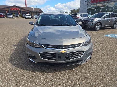 Used 2018 Chevrolet Malibu LT FWD image 2