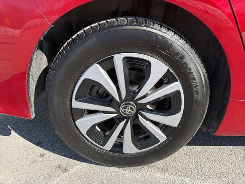 Used 2018 Toyota Prius Prime Premium image 12