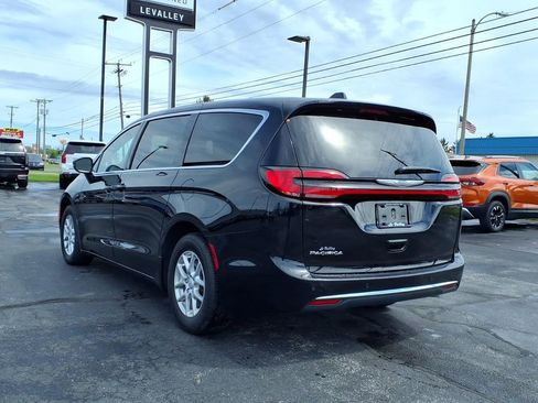 Used 2025 Chrysler Pacifica Select FWD image 16