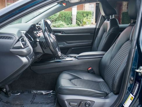 Used 2019 Toyota Camry SE w/ Carpet Mat Package FWD image 17