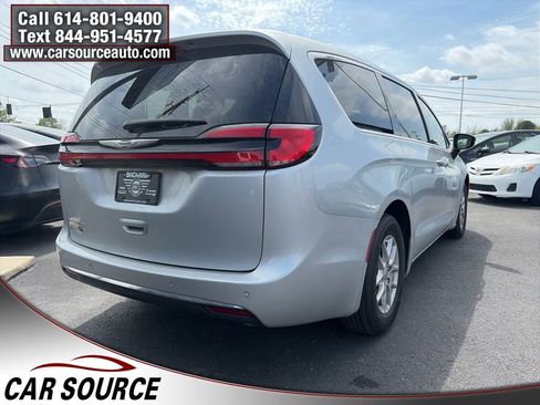 Used 2024 Chrysler Pacifica Touring-L FWD image 5