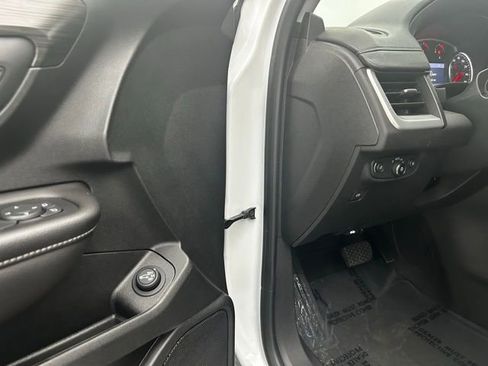 Used 2023 GMC Terrain SLT image 27