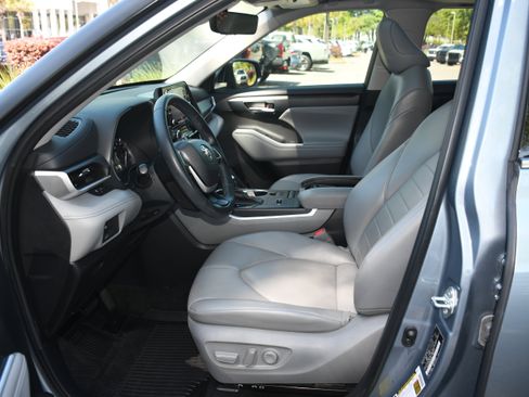 Used 2022 Toyota Highlander XLE image 8