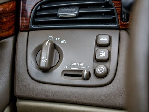 Used 2005 Cadillac De Ville w/ Equipment Group image 36