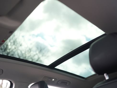 Certified 2022 Volkswagen Tiguan SE w/ Panoramic Sunroof Package image 25