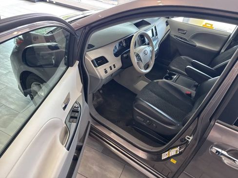 Used 2014 Toyota Sienna SE FWD image 36