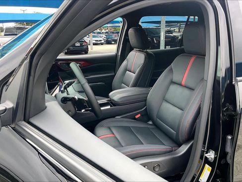 Used 2025 Chevrolet Traverse RS w/ LPO, Floor Liner Package FWD image 9