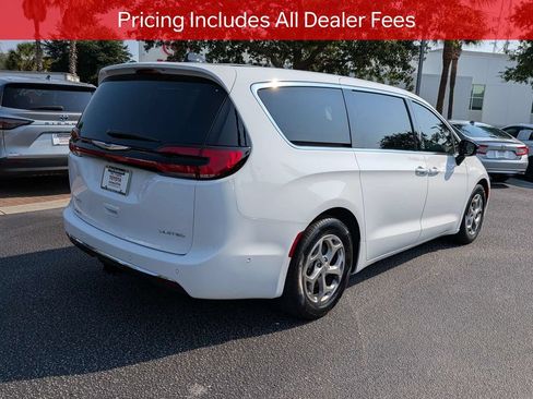 Used 2024 Chrysler Pacifica Limited w/ Uconnect Theater Family Group FWD image 4