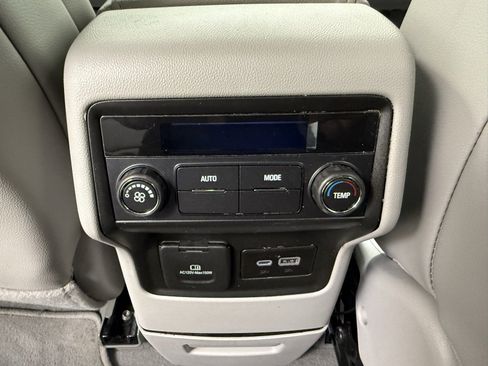 Used 2023 GMC Acadia SLT image 19