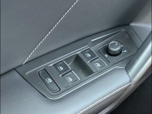 Used 2024 Volkswagen Tiguan SE FWD image 11