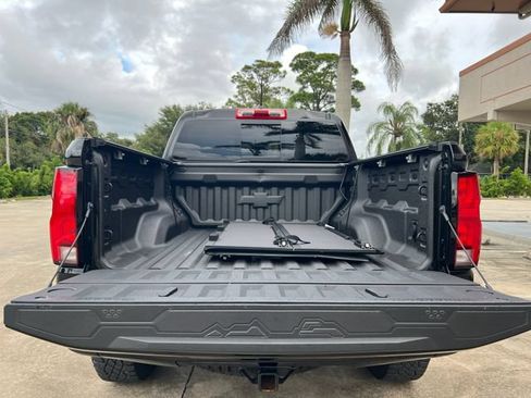 Used 2025 Chevrolet Colorado ZR2 w/ Technology Package AWD/4WD image 19