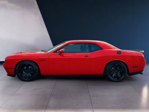 Used 2015 Dodge Challenger SXT w/ Driver Convenience Group RWD image 2