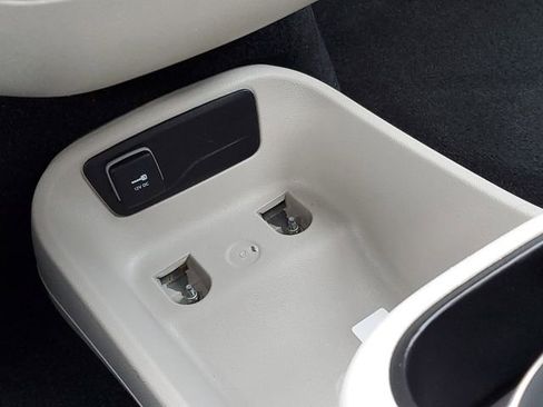 Used 2024 Chrysler Pacifica Touring-L image 21