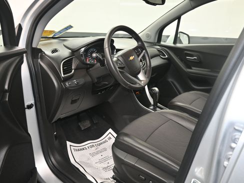 Used 2022 Chevrolet Trax LT w/ LT Convenience Package image 17