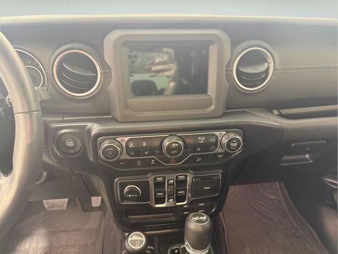 Used 2019 Jeep Wrangler Unlimited Sahara w/ Cold Weather Group AWD/4WD image 4