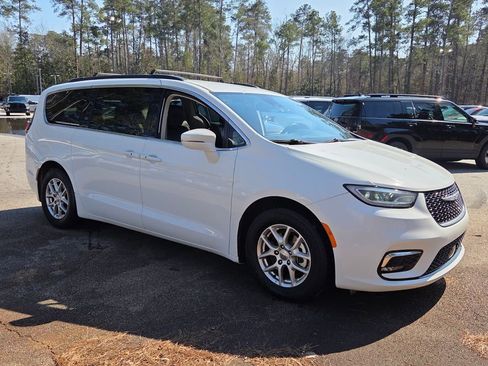 Used 2022 Chrysler Pacifica Touring-L image 1