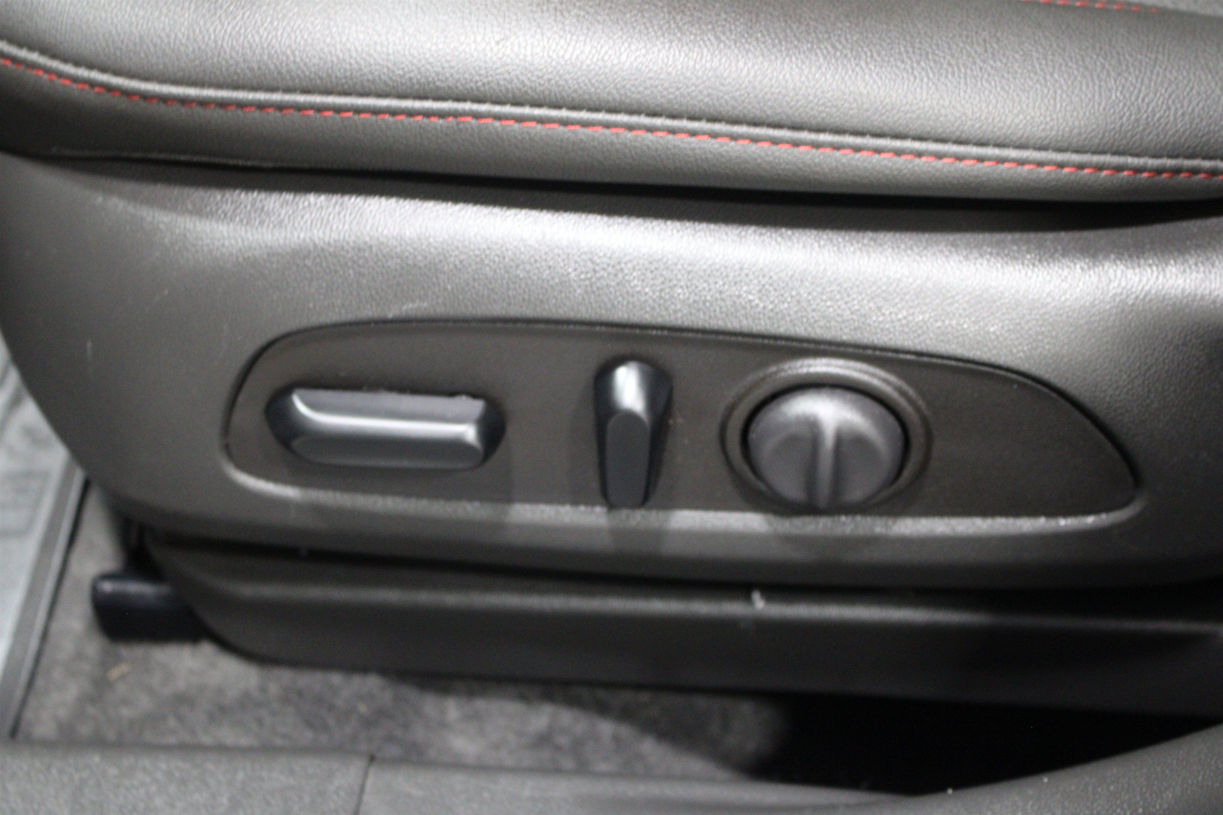 Used 2025 Chevrolet Trax RS w/ Sunroof Package FWD image 5