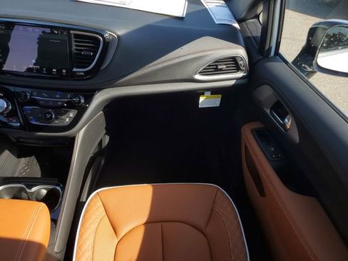 New 2026 Chrysler Pacifica Pinnacle image 17