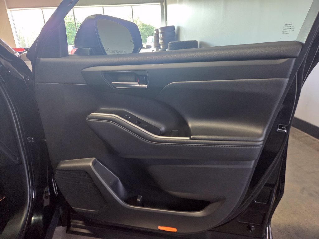 Used 2021 Toyota Highlander XLE AWD/4WD image 17