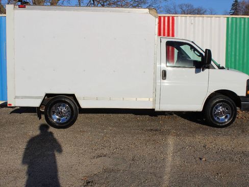 Used 2023 GMC Savana 3500 RWD image 5