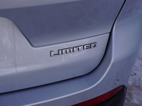 Used 2023 Jeep Grand Cherokee L Limited w/ Luxury Tech Group II image 8