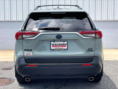 Used 2022 Toyota RAV4 XLE Premium AWD/4WD image 5