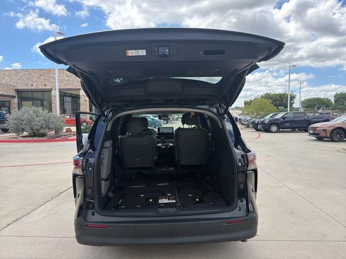 Used 2026 Toyota Sienna XLE FWD image 26
