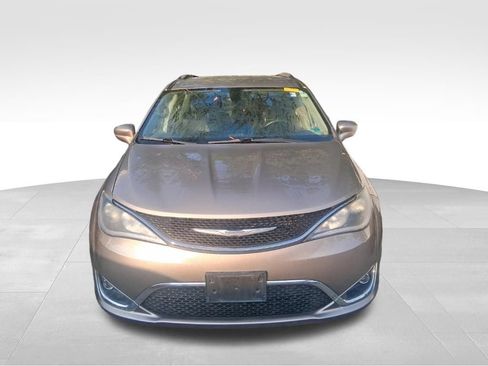 Used 2017 Chrysler Pacifica Touring-L w/ Tire & Wheel Group FWD image 2