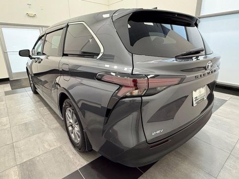 Used 2025 Toyota Sienna LE image 4