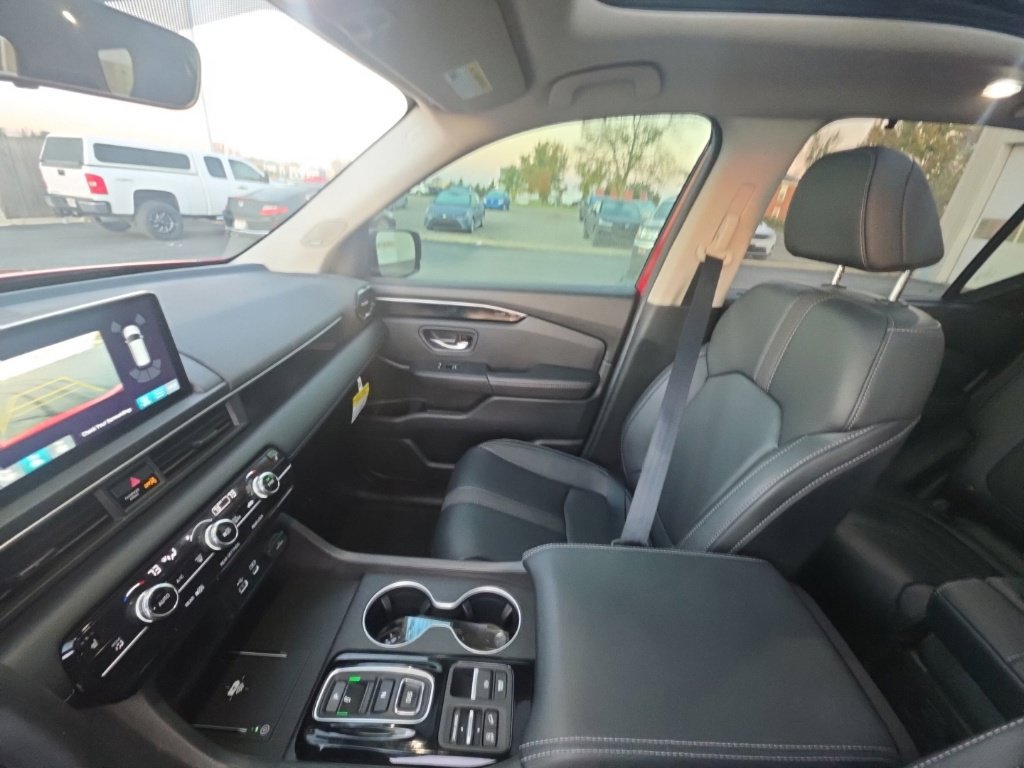 Used 2025 Honda Pilot Touring image 24