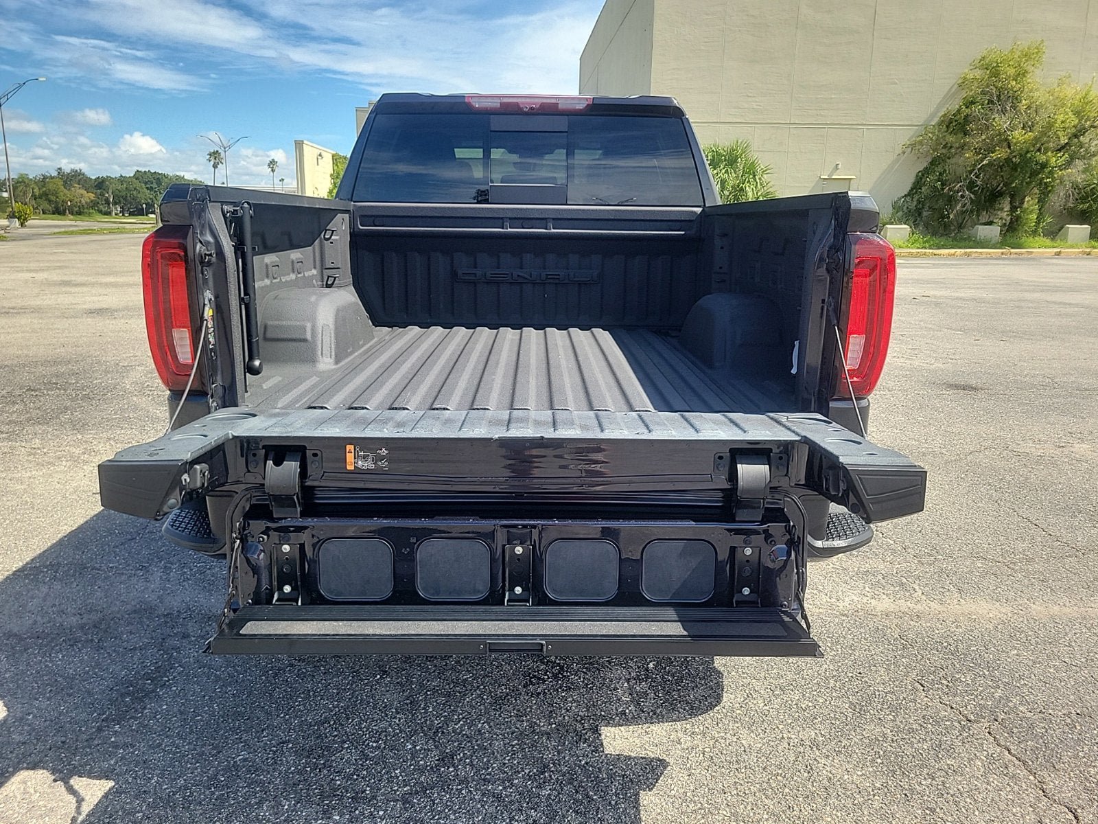 Used 2023 GMC Sierra 1500 Denali w/ Technology Package RWD image 8