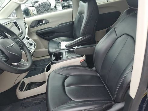 Used 2023 Chrysler Pacifica Touring-L FWD image 15